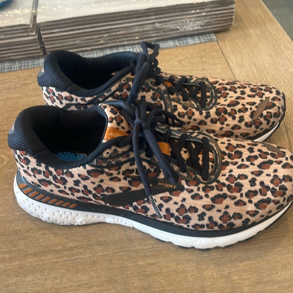 Women brooks cheetah print Adrenaline 20 running shoes size 9